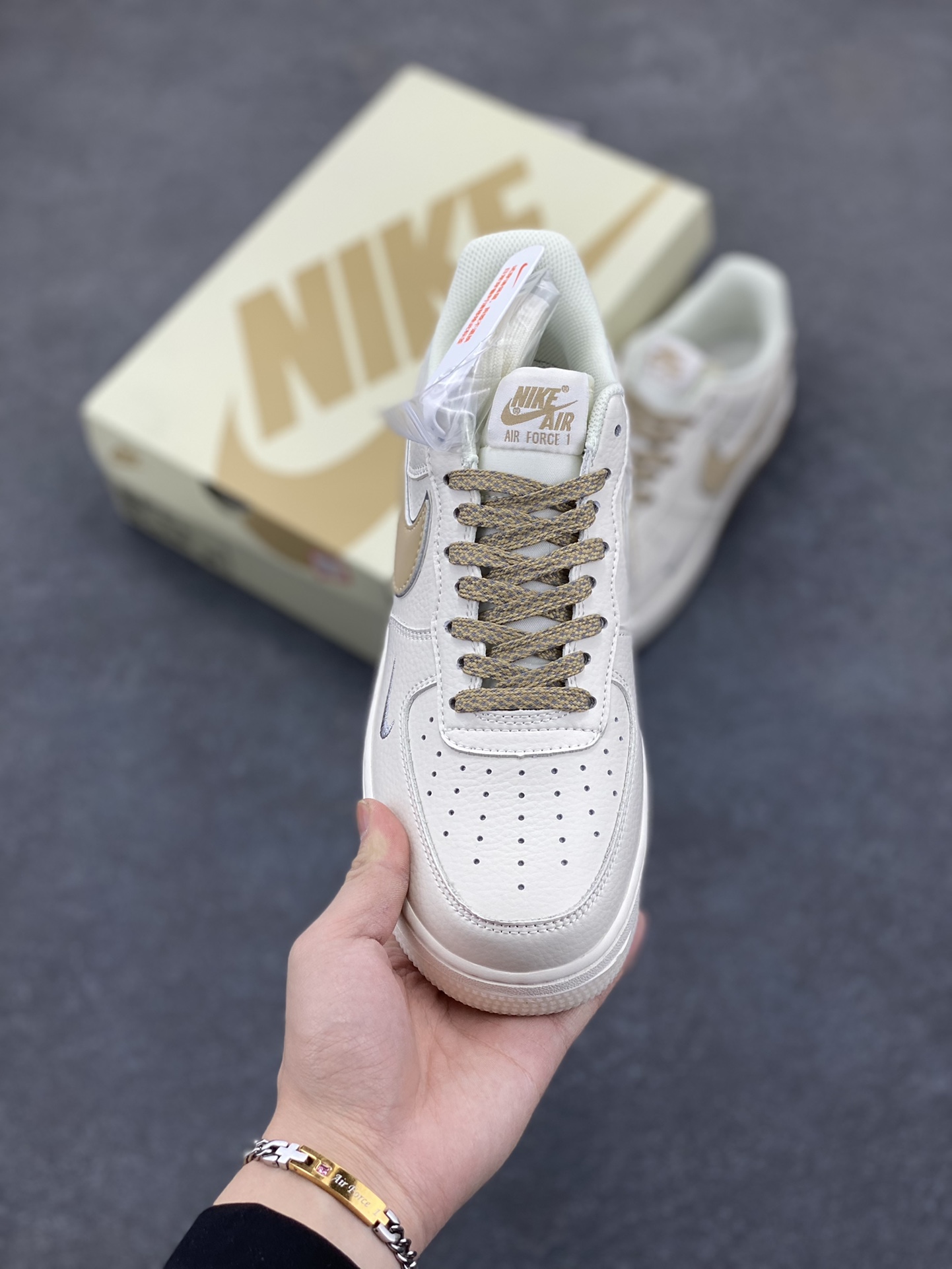 图片[2]-Nike Air Force 1 Low 米金双色底 满天星空军一号低帮休闲板鞋 3M反光 水晶大底 定制鞋盒 原楦头原纸板 纯正空军版型 内置全掌气垫 货号：JJ0253-007 尺码：36 36.5 37.5 38 38.5 39 40 40.5 41 42 42.5 43 44 44.5 45-选品中心