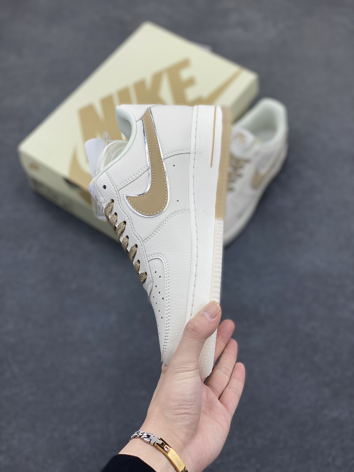 图片[3]-Nike Air Force 1 Low 米金双色底 满天星空军一号低帮休闲板鞋 3M反光 水晶大底 定制鞋盒 原楦头原纸板 纯正空军版型 内置全掌气垫 货号：JJ0253-007 尺码：36 36.5 37.5 38 38.5 39 40 40.5 41 42 42.5 43 44 44.5 45-选品中心