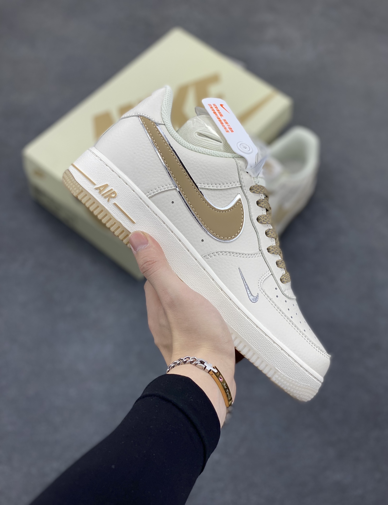 Nike Air Force 1 Low 米金双色底 满天星空军一号低帮休闲板鞋 3M反光 水晶大底 定制鞋盒 原楦头原纸板 纯正空军版型 内置全掌气垫 货号：JJ0253-007 尺码：36 36.5 37.5 38 38.5 39 40 40.5 41 42 42.5 43 44 44.5 45-选品中心