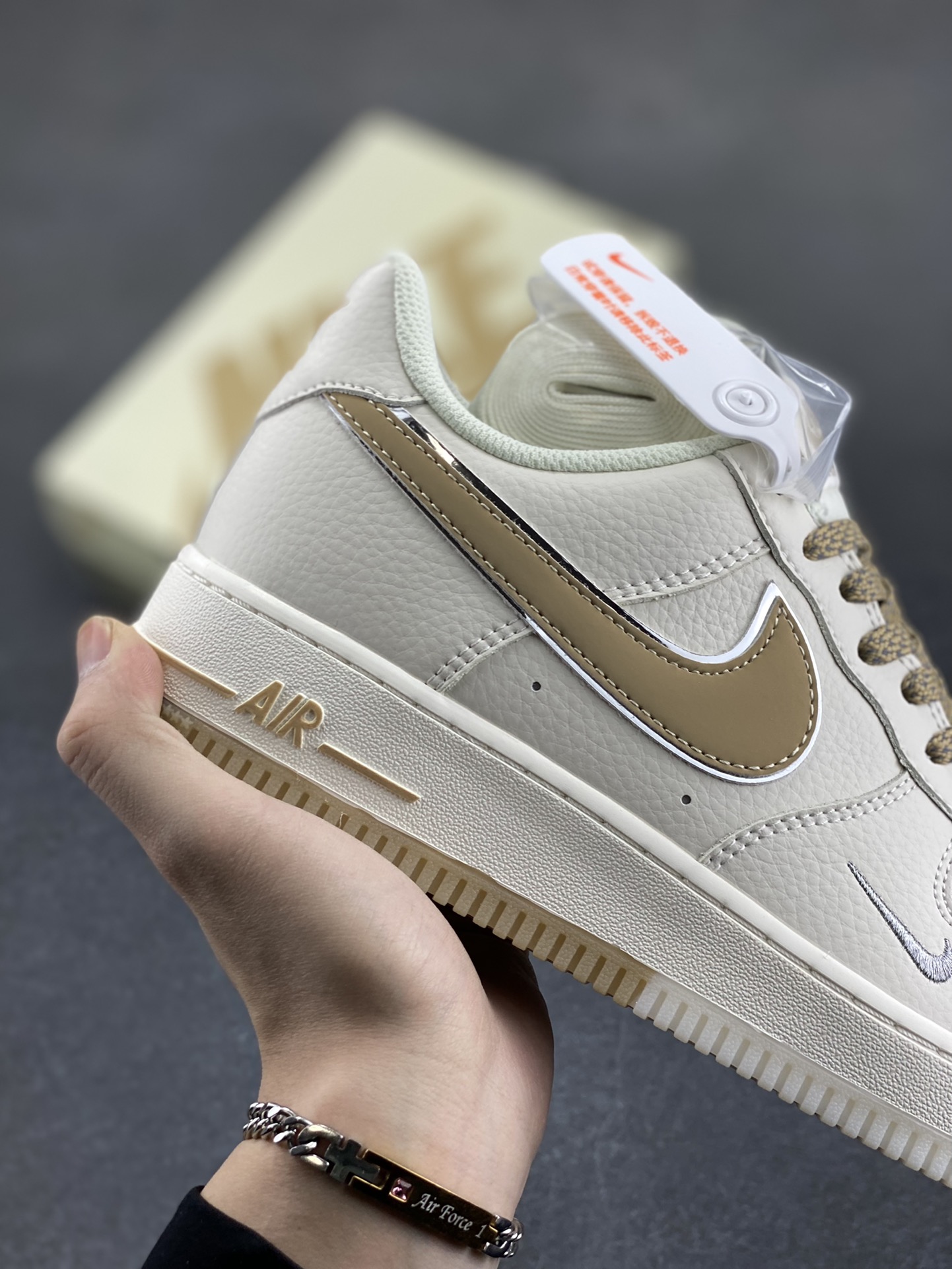 图片[6]-Nike Air Force 1 Low 米金双色底 满天星空军一号低帮休闲板鞋 3M反光 水晶大底 定制鞋盒 原楦头原纸板 纯正空军版型 内置全掌气垫 货号：JJ0253-007 尺码：36 36.5 37.5 38 38.5 39 40 40.5 41 42 42.5 43 44 44.5 45-选品中心