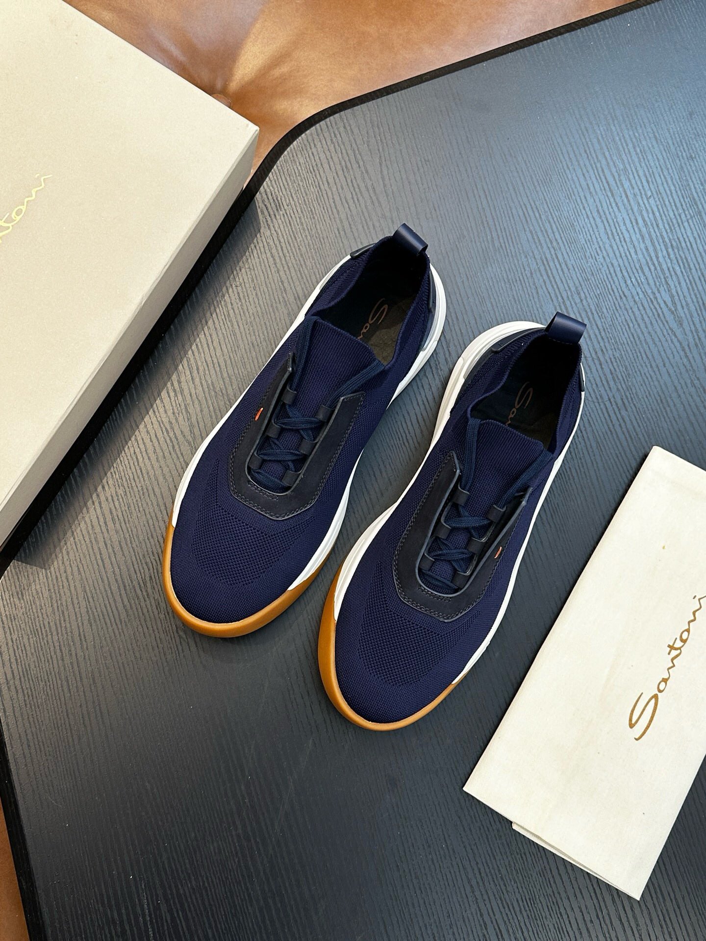 NO:620542,Brand Santoni Color Original color matching Size 39-44 standard size Price Material Santoni Italian men's handmade calfskin casual shoes Purely handmade shoe brand, each pair of shoes has a simple and classic design, 'nouveau riche' is used to describe the Italian shoe brand Santoni, the toe part of the shoe adopts the classic two-section design concept, all trimming parts are processed by Italian oil edge technology, and the outsole circumference is made of real-line glue.  This model is made of imported grained calfskin fabric, with imported calf lining, and the outsole is made of IP outsole and TPU backing, which is light and comfortable!  ,Santoni sneakers,sneakers,cowhide19860909品牌Santoni 颜色原版配色 码数39-44标准码 价格 材质圣东尼 意大利男士手工小牛皮休闲鞋 纯手工鞋履品牌,每一双鞋设计简洁经典,用“新贵”来形容意大利鞋履品牌Santoni,鞋子鞋头部位采用经典的两节设计理念,切边部位全部经过意大利油边工艺处理,大底周圈空胶车真线做法, 此款采用进囗粒面摔花小牛皮面料,内里进囗小牛里,大底采用ip大底加tpu底片组合成型,轻便舒适！,圣东尼 运动鞋,sneakers,cowhide,Men's shoes