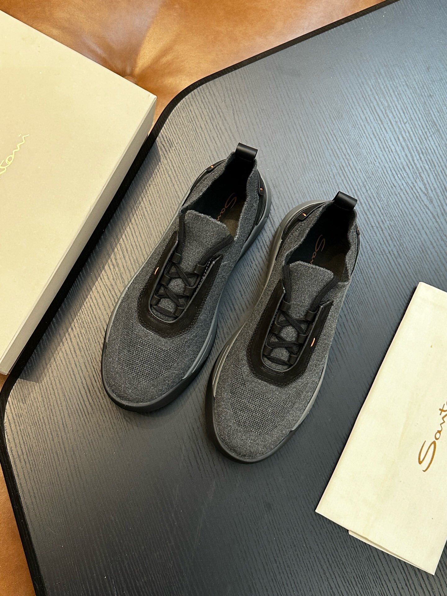 NO:221959,Brand Santoni original color matching Size 39-44 standard size Price Material Santoni Italian men's handmade calfskin casual shoes Pure handmade shoe brand, each pair of shoes is simple and classic, using 