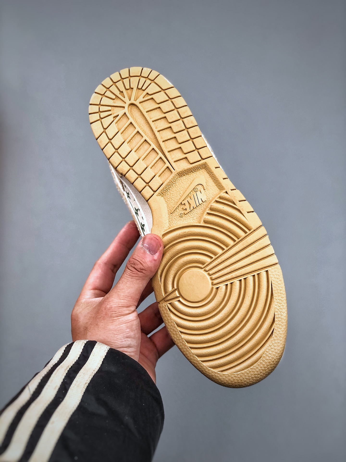 Nike SB Dunk Low x Louis Vuitton Beige Canvas, High Quality, Great Comfort 9 i1742765355 8550 7