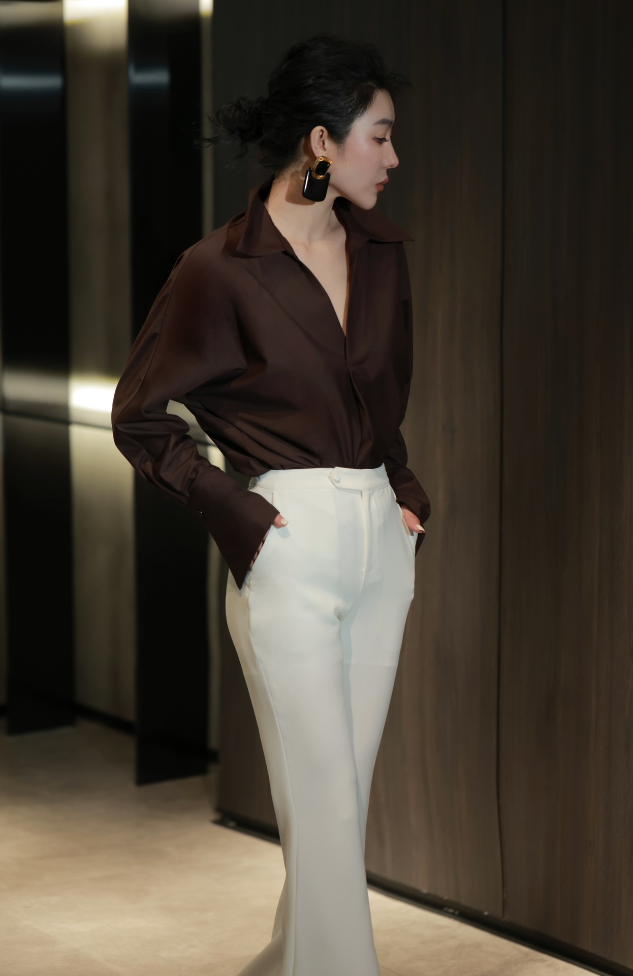 “High-Quality Women’s Suit Set with V-Neck Shirt: Soft Fabric, Comfortable Fit, Multiple Colors – Sizes SMLXL” - 图片 7