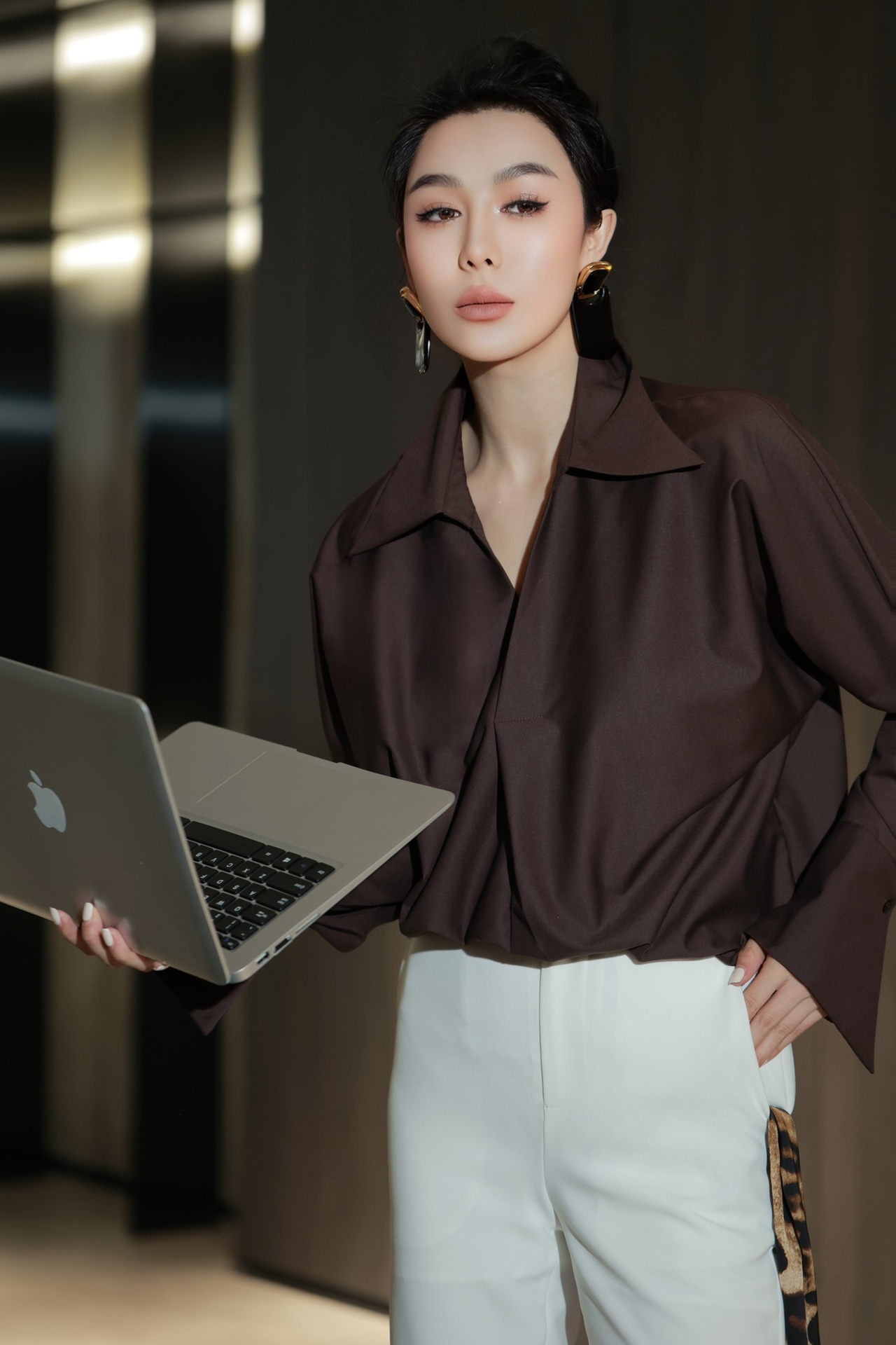 “High-Quality Women’s Suit Set with V-Neck Shirt: Soft Fabric, Comfortable Fit, Multiple Colors – Sizes SMLXL” - 图片 1