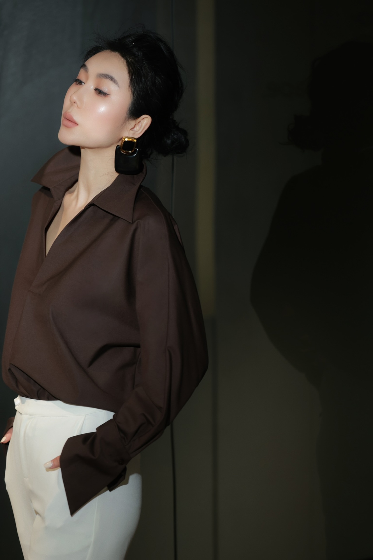 “High-Quality Women’s Suit Set with V-Neck Shirt: Soft Fabric, Comfortable Fit, Multiple Colors – Sizes SMLXL” - 图片 6