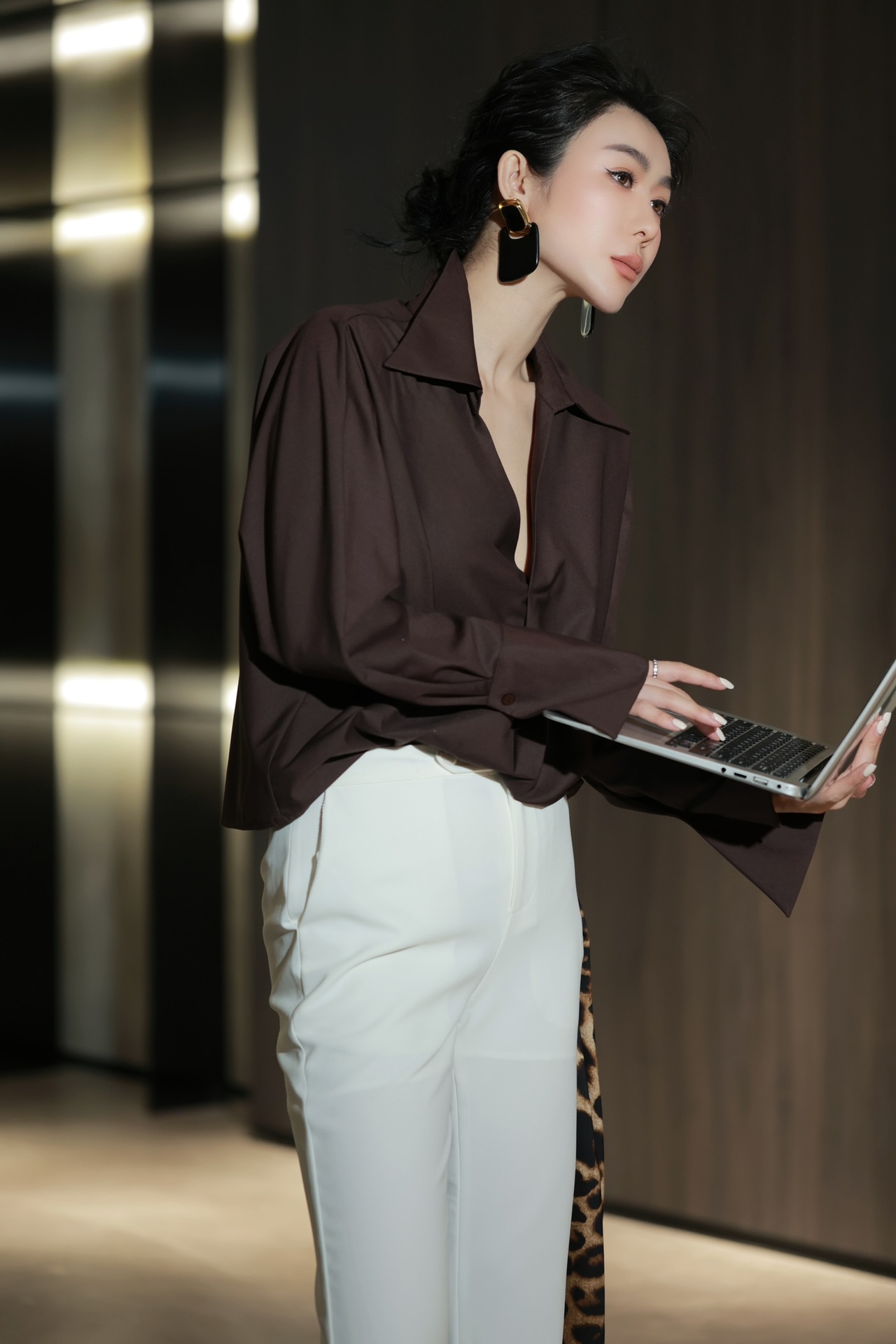 “High-Quality Women’s Suit Set with V-Neck Shirt: Soft Fabric, Comfortable Fit, Multiple Colors – Sizes SMLXL” - 图片 2
