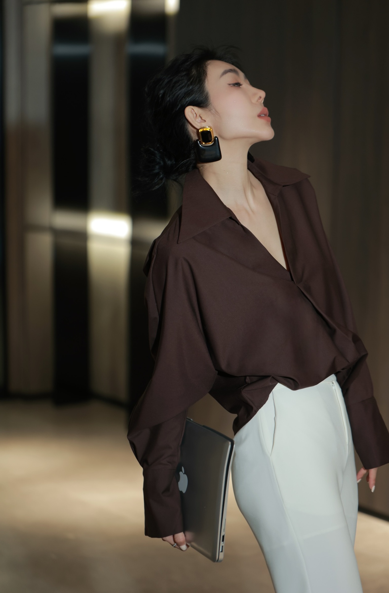 “High-Quality Women’s Suit Set with V-Neck Shirt: Soft Fabric, Comfortable Fit, Multiple Colors – Sizes SMLXL” - 图片 4