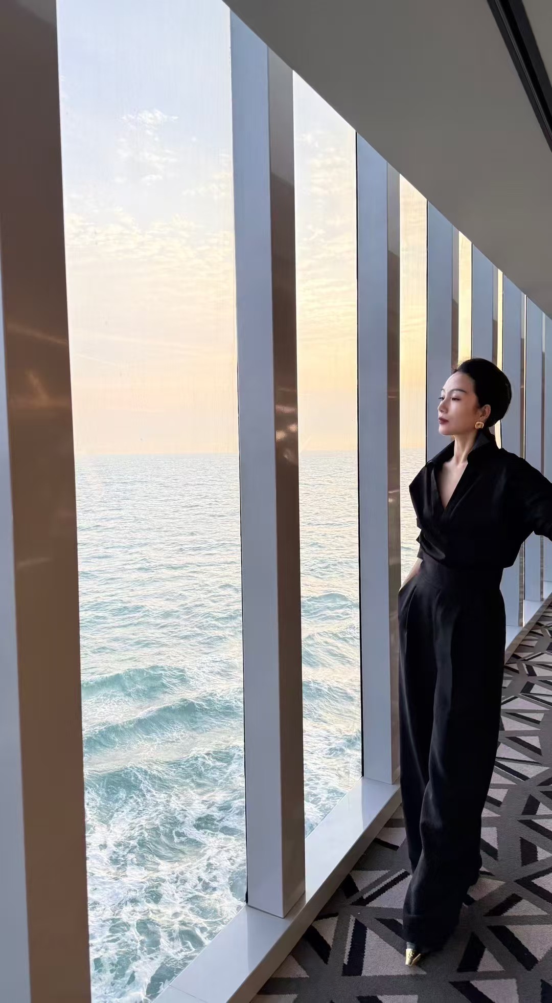 “High-Quality Women’s Suit Set: V-Neck Shirt, Soft Fabric, Various Sizes & Colors, Comfortable Fit” - 图片 8