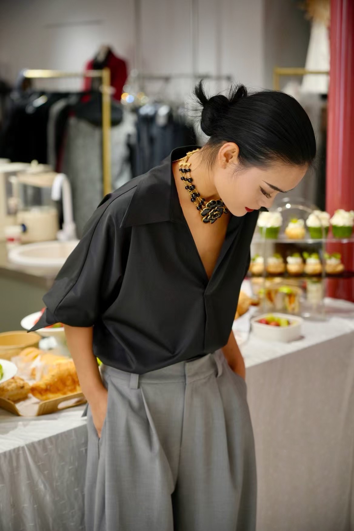 “High-Quality Women’s Suit Set: V-Neck Shirt, Soft Fabric, Various Sizes & Colors, Comfortable Fit” - 图片 3