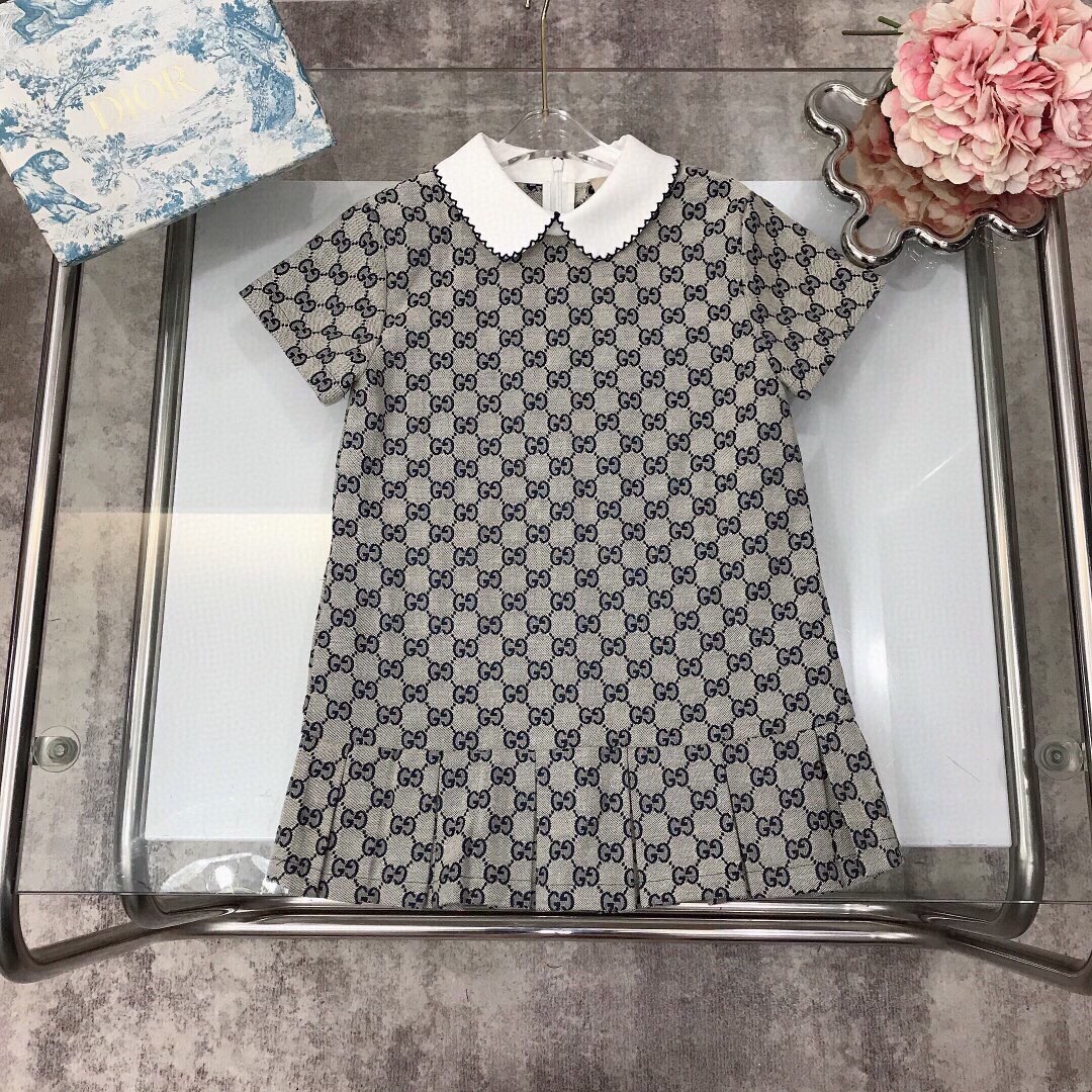 NO:211863,[Spot delivery] Size 90-150 Recommended to hand wash High-end fabrics cannot be machine-washed GUCC* High-end model ~ Double GG jacquard denim dress Built 1:1 for counter Full letter jacquard denim fabric Soft and delicate versatile style Doll neck lapel design Exquisite Super versatile style The upper body is casual and comfortable without losing the ladylike temperament The style is upright Size 90---120-130-140-150 [CM], clothes, gucci, skirts,19860909【现货发】  尺码90-150 建议手洗 高端面料不可机洗 GUCC* 高定款～ 双GG提花牛仔连衣裙 专柜1:1打造 全面字母提花牛仔面料 面料柔软细腻 百搭款 娃娃领小翻领设计 精致感十足  超级百搭款 上身休闲舒适又不失淑女气质 版型立挺 尺码90---120-130-140-150【CM】,衣服,gucci,skirts,,Children's