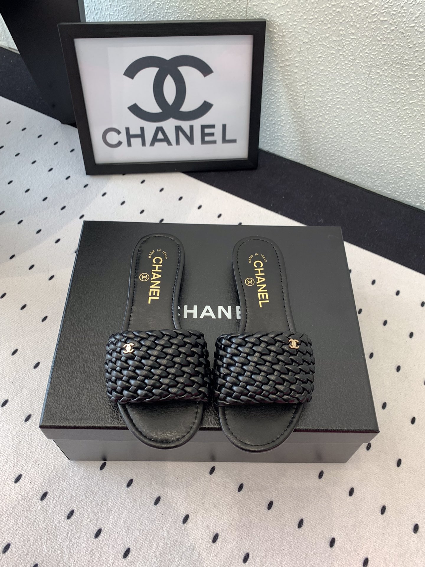 NO:255861,Chanel's new sandals in early autumn, popular pictures on major social platforms, definitely the most popular style of this season, the texture is very soft and comfortable, classic black and white, original braided material upper, environmentally friendly mixed-bred sheepskin lining, Italian leather sole Size35-40 (40 41 custom made), slippers, chanel, slippers, sheepskin19860909Chanel早秋新款凉拖鞋 各大社交平台热门晒图 绝对是这一季最热门的款式 质感上脚是非常柔软舒服的 经典的黑白配 原版编织材料鞋面 环保混种羊皮内里 意大利真皮底 Size35-40（40 41定做）,拖鞋,chanel,slippers,sheepskin,Women's Shoes