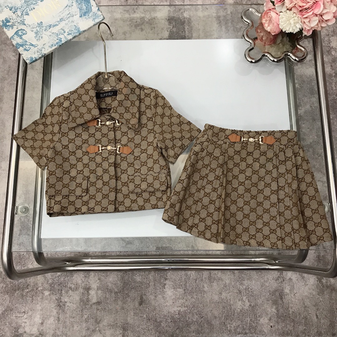 NO:211590,[Spot delivery] GUCC* Heavy Industry denim skirt casual style small lapel with logo hardware buckle comprehensive jacquard logo to create configuration logo logo. Denim double GG jacquard logo covers very soft and delicate feel, soft and comfortable, skin-friendly and not tied, excellent upper body effect size 90---120-130-140-150 [CM] Counter packaging 70, clothes, gucci, skirts,19860909【现货发】  GUCC* 重工牛仔套裙 休闲风格 小翻领搭配logo五金扣 全面提花logo打造配置logo标志 牛仔双GG提花logo覆盖 手感非常柔软细腻 柔顺舒适 亲肤不扎 上身效果极好  size尺码90---120-130-140-150【CM】 专柜包装70,衣服,gucci,skirts,,Children's