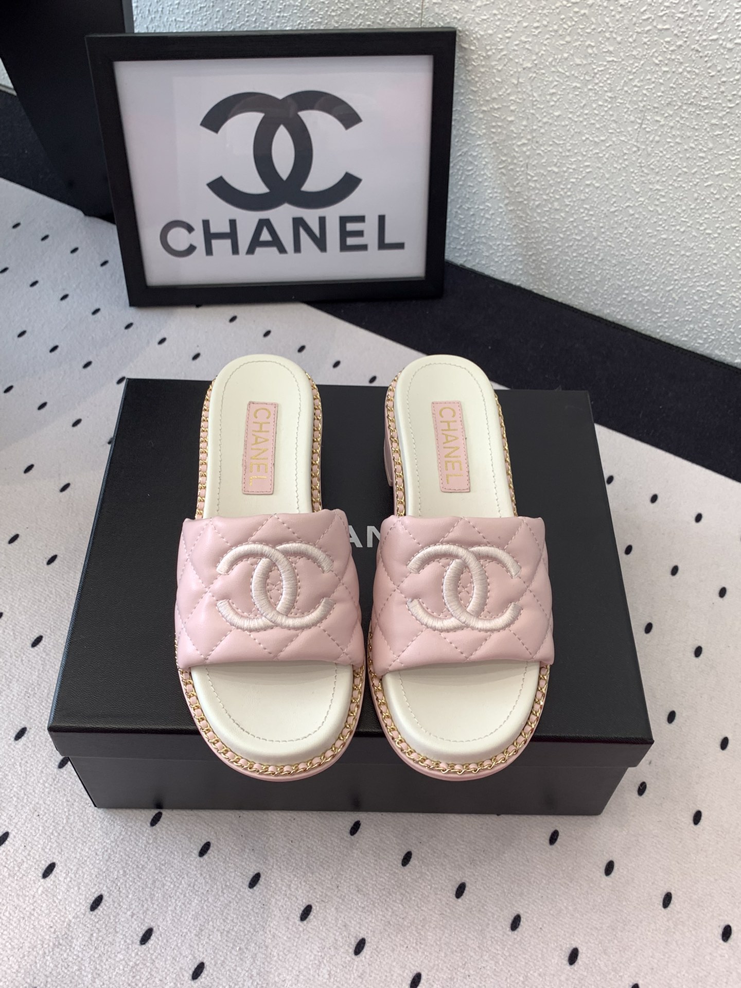 NO:255864,Chanel new chain slippers, high-version shipment, many celebrities and celebrities are on the go, a versatile series that domestic and foreign bloggers are popular, a must-have for spring and summer wardrobe matching, imported super soft sheepskin upper, imported crystal sheepskin lining, original genuine leather soles Size: 35-39 (40 41 custom made without return or exchange), slippers, chanel, slippers, sheepskin, Leather soles19860909Chanel新款链条拖鞋 高版本出货 众多明星网红上脚 国内外博主刷爆的一个百搭系列 春夏衣橱搭配必备 进口超柔羊皮鞋面 进口水晶羊皮内里 原版真皮大底 Size: 35-39（40 41定做不退换）,拖鞋,chanel,slippers,sheepskin,Leather soles,Women's Shoes