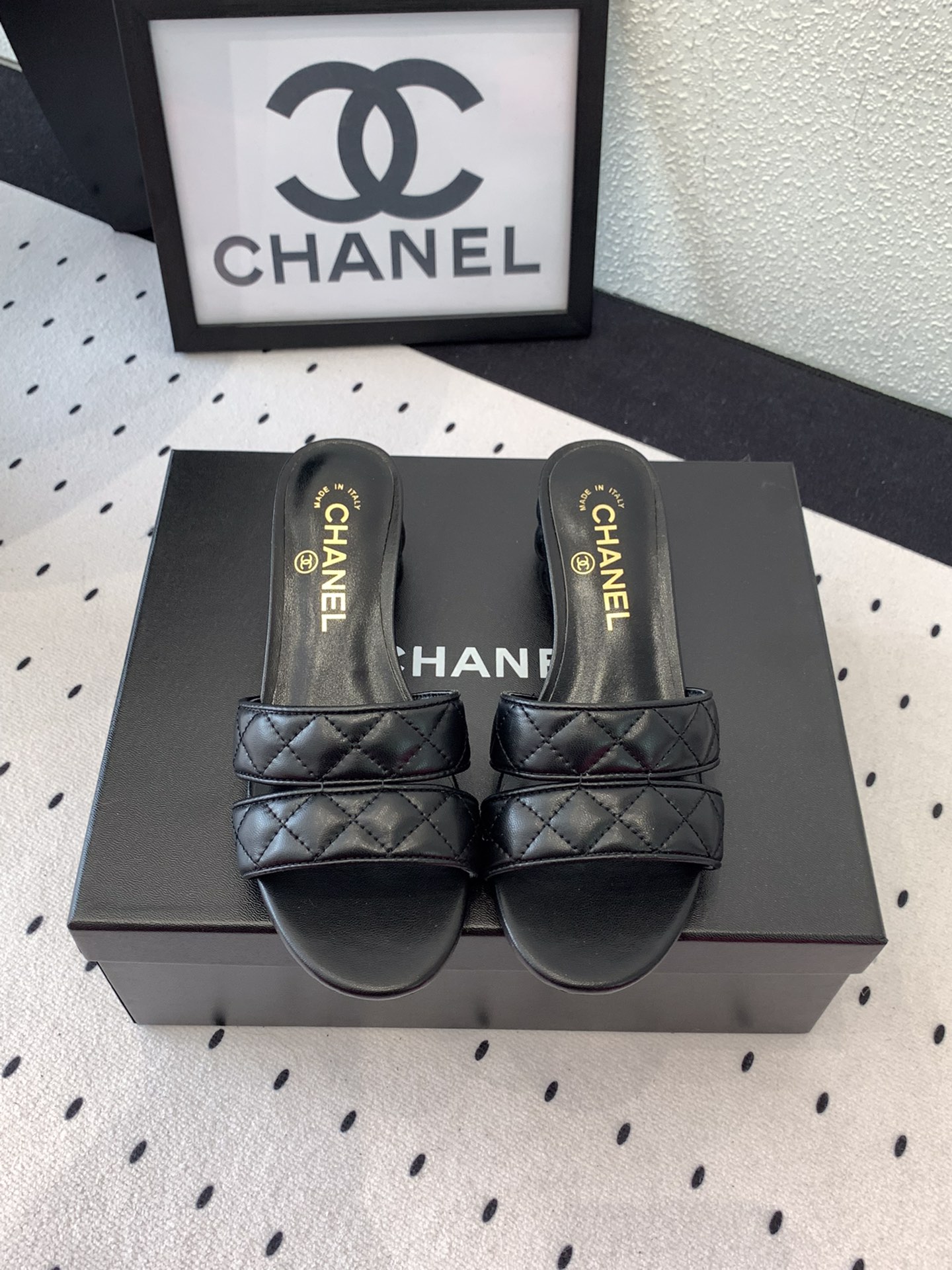 NO:255851,Chanel new early spring slippers, high-version shipment, popular pictures on major social platforms, texture is very soft and comfortable on the feet. Original imported sheepskin, mixed-bred sheepskin footbed, Italian genuine leather outsole Size35-39 (40 41 custom made), slippers, sandals, chanel, sandals, slippers, sheepskin, Leather soles19860909Chanel新款早春拖鞋 高版本出货 各大社交平台热门晒图质感上脚是非常柔软舒服的 原版进口羊皮 混种羊皮垫脚 意大利真皮大底 Size35-39（40 41定做）,拖鞋凉鞋,chanel,sandals,slippers,sheepskin,Leather soles,Women's Shoes