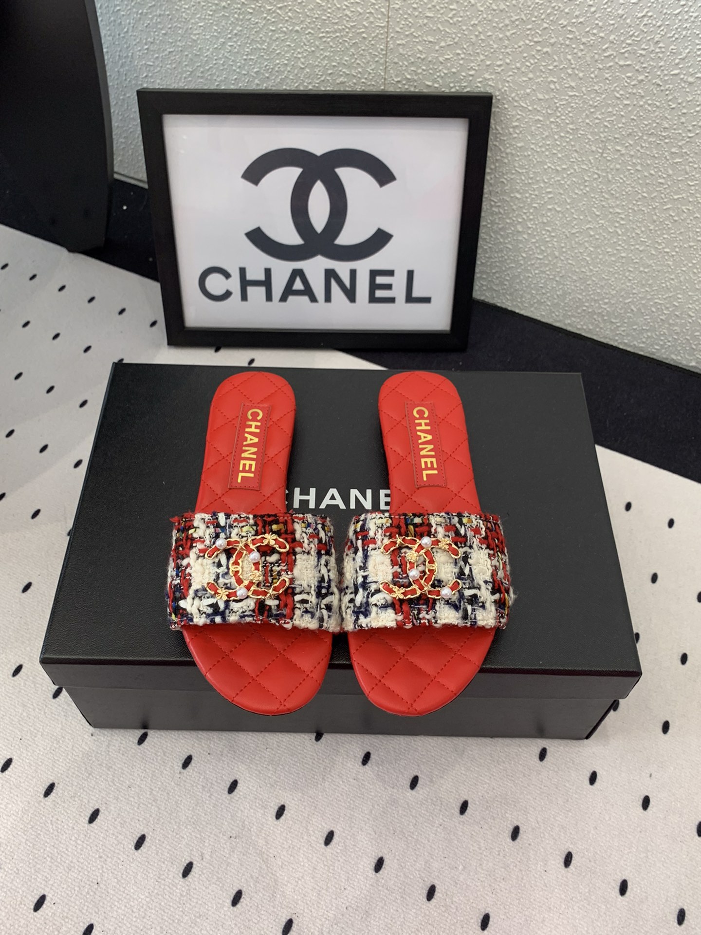 NO:224178,New Chanel early spring slippers, high-version shipment, popular pictures on major social platforms, texture is very soft and comfortable on the feet, original imported mauni cloth upper, mixed-bred sheepskin footbed, Italian leather outsole Size35-39 (40 41 custom made), slippers, chanel, slippers, sheepskin, Leather soles19860909批 Chanel新款早春拖鞋 高版本出货 各大社交平台热门晒图质感上脚是非常柔软舒服的 原版进口毛尼布鞋面 混种羊皮垫脚 意大利真皮大底 Size35-39（40 41定做）,拖鞋,chanel,slippers,sheepskin,Leather soles,Women's Shoes