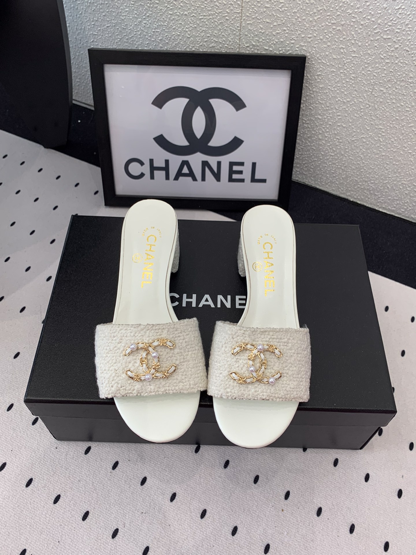 NO:224183,New Chanel early spring slippers, high-version shipment, popular pictures on major social platforms, texture is very soft and comfortable on the feet, original imported mauni cloth upper, mixed-bred sheepskin footbed, Italian leather outsole Size35-39 (40 41 custom made), slippers, chanel, slippers, sheepskin, Leather soles19860909批 Chanel新款早春拖鞋 高版本出货 各大社交平台热门晒图质感上脚是非常柔软舒服的 原版进口毛尼布鞋面 混种羊皮垫脚 意大利真皮大底 Size35-39（40 41定做）,拖鞋,chanel,slippers,sheepskin,Leather soles,Women's Shoes