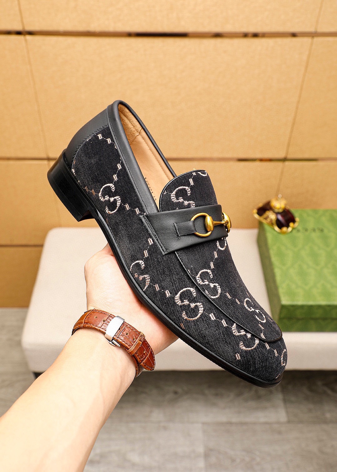 Gucci Men's Black Leather Loafers with Gold-Tone Horsebit Detail 6 i1742796064 1487 4