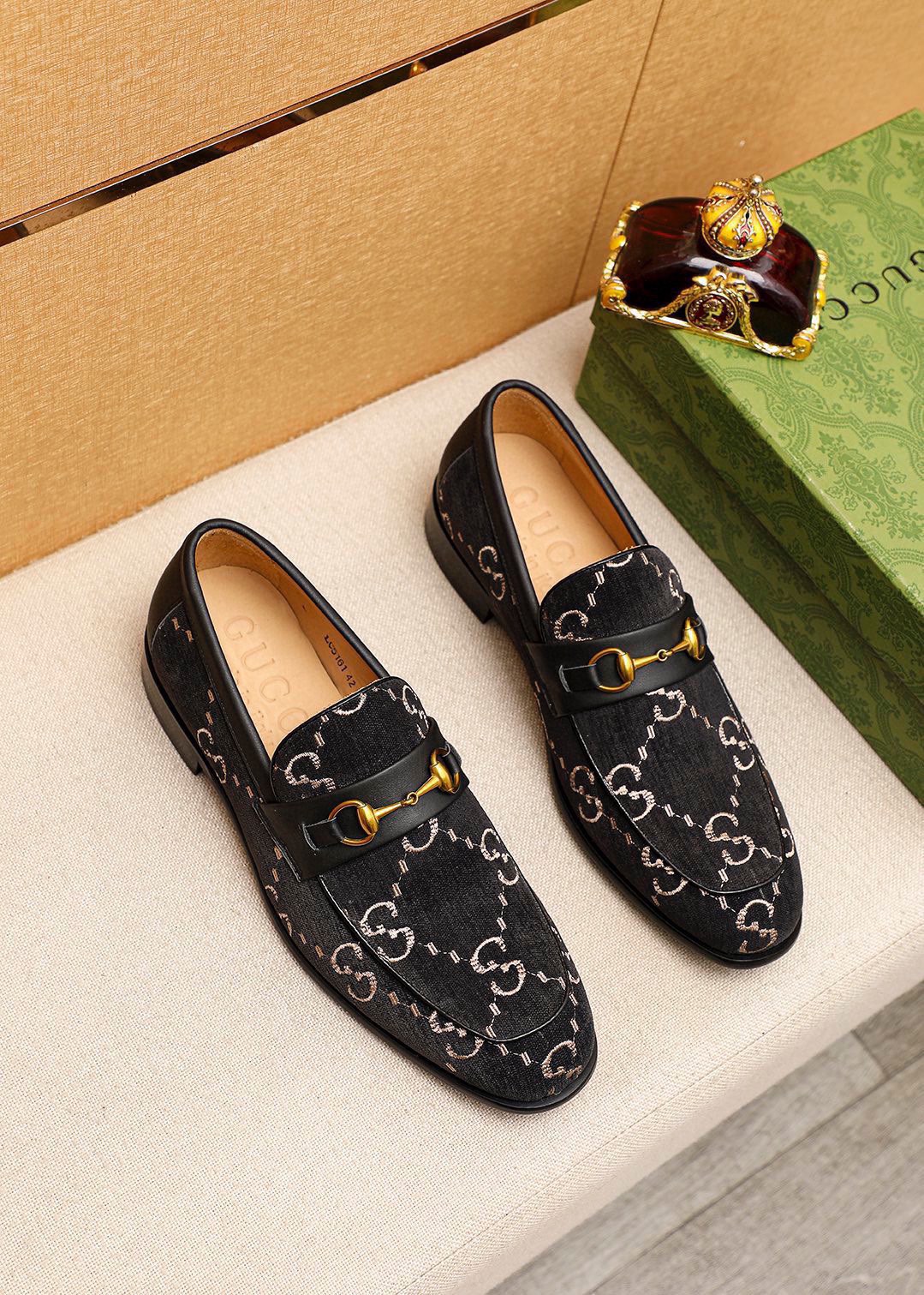 Gucci Men's Black Leather Loafers with Gold-Tone Horsebit Detail 2 i1742796064 6013 0