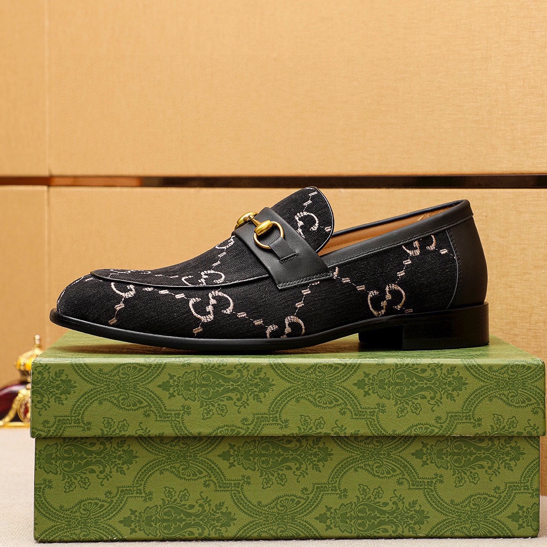 Gucci Men's Black Leather Loafers with Gold-Tone Horsebit Detail 5 i1742796064 8674 3