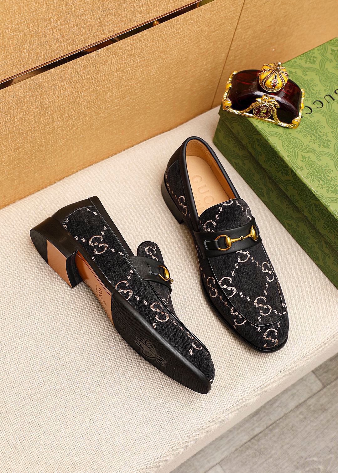 Gucci Men's Black Leather Loafers with Gold-Tone Horsebit Detail 4 i1742796064 9188 2