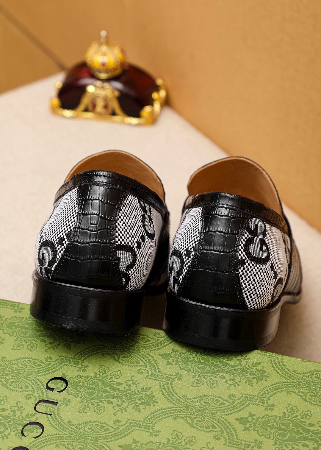 Gucci Men's Logo Print Leather Loafers With Horsebit Hardware 9 i1742796568 235 7