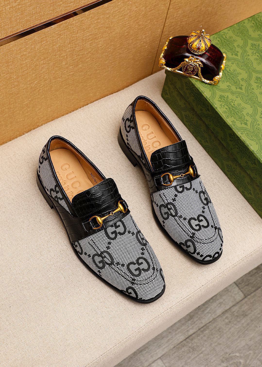Gucci Men's Logo Print Leather Loafers With Horsebit Hardware