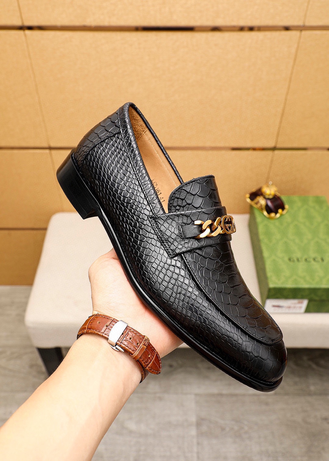 Gucci Leather Loafers with Chain Detail - Luxurious Style for Men, Black 6 i1742796728 1987 4