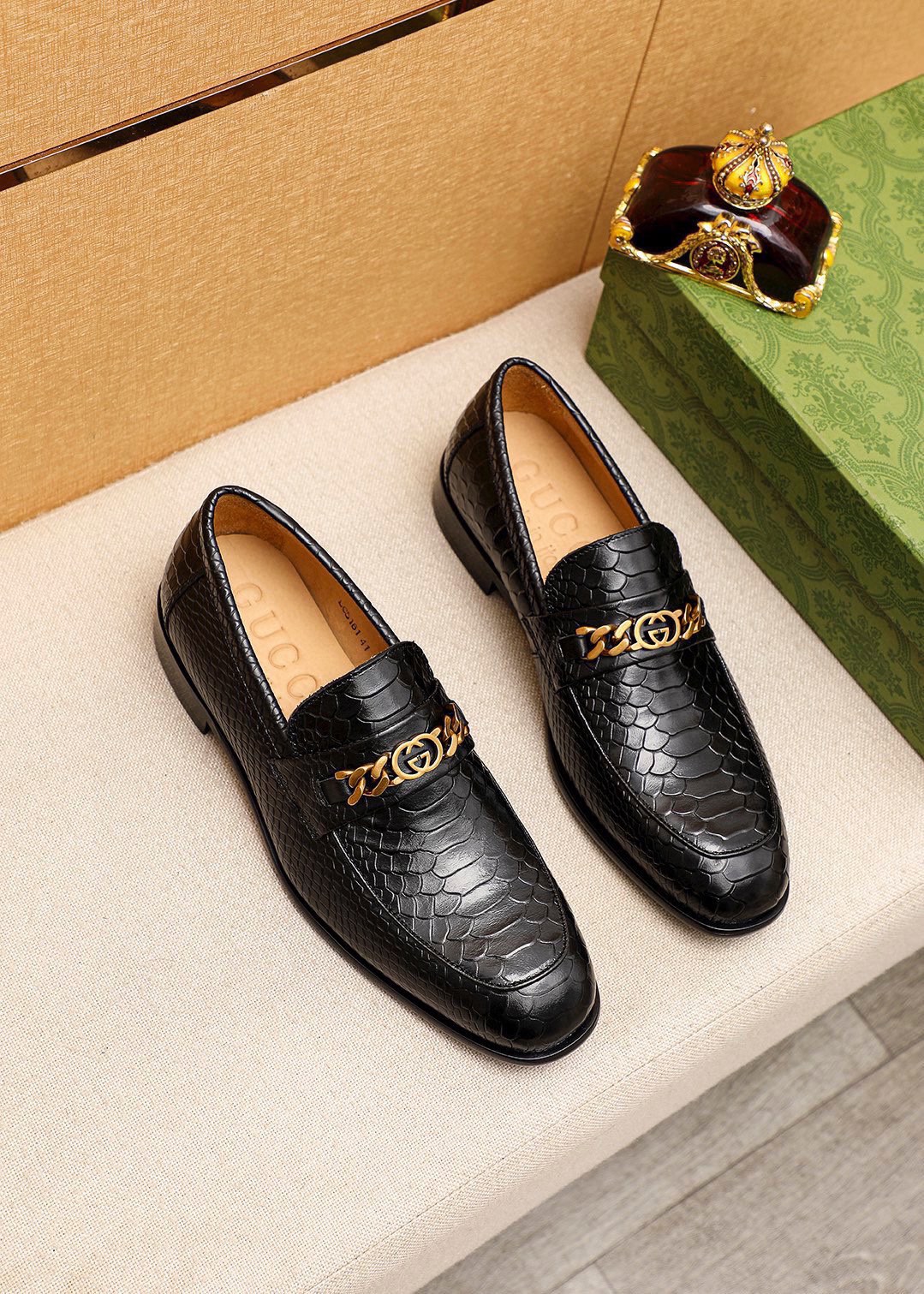Gucci Leather Loafers with Chain Detail - Luxurious Style for Men, Black