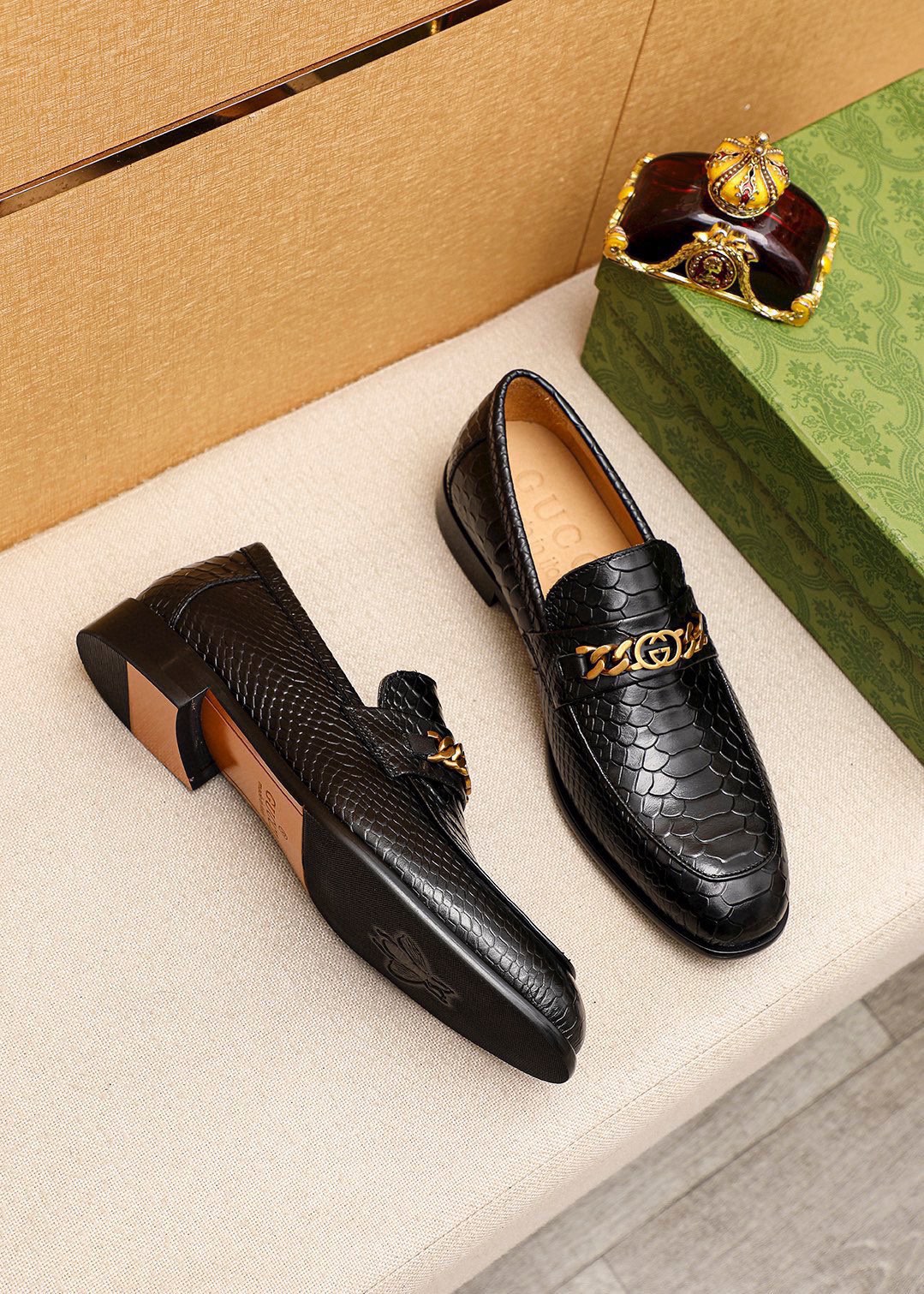Gucci Leather Loafers with Chain Detail - Luxurious Style for Men, Black 4 i1742796728 4004 2