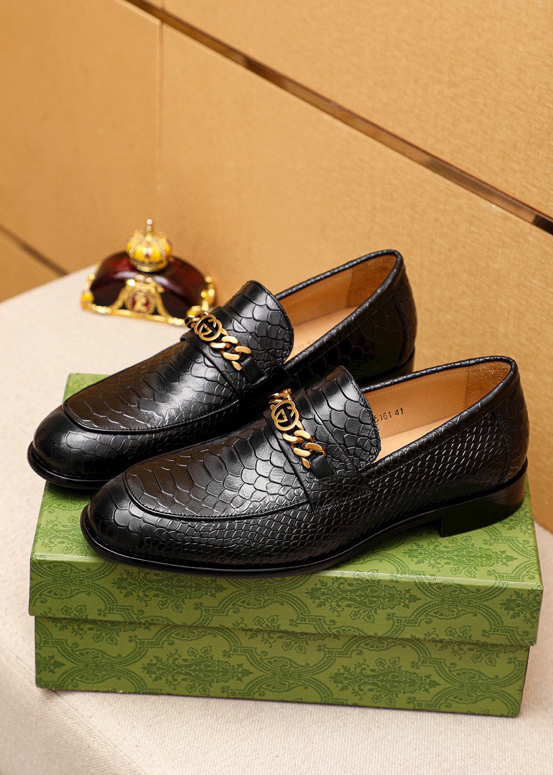 Gucci Leather Loafers with Chain Detail - Luxurious Style for Men, Black 3 i1742796728 6776 1