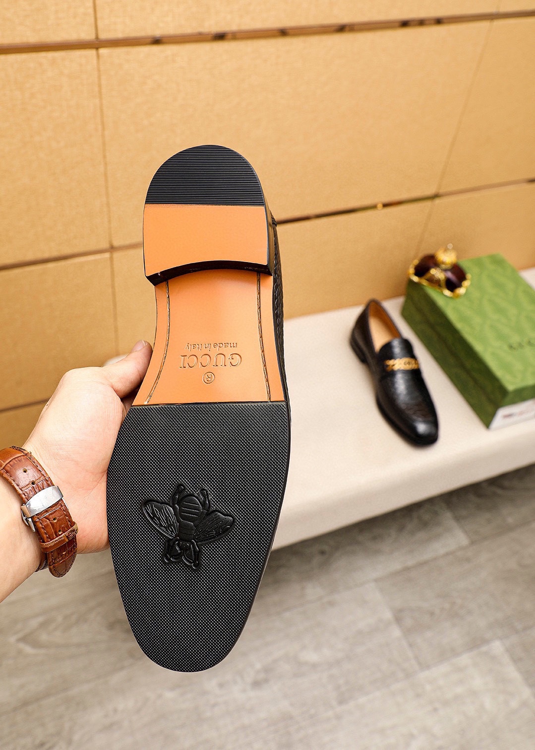 Gucci Leather Loafers with Chain Detail - Luxurious Style for Men, Black 10 i1742796728 7586 8