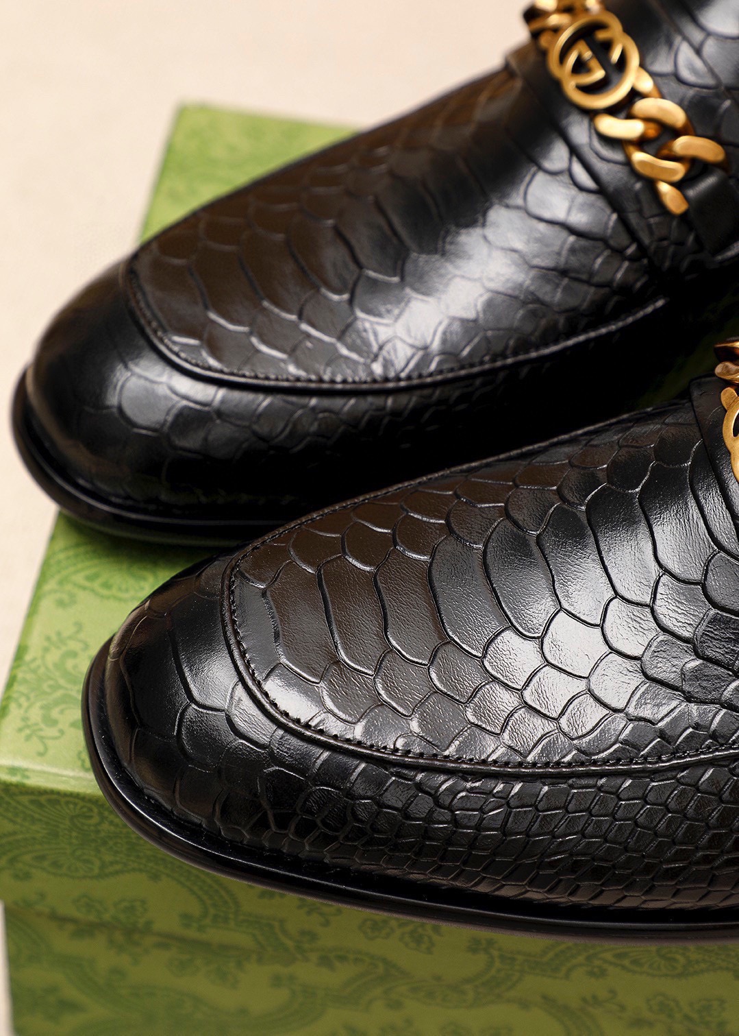 Gucci Leather Loafers with Chain Detail - Luxurious Style for Men, Black 7 i1742796728 8993 5