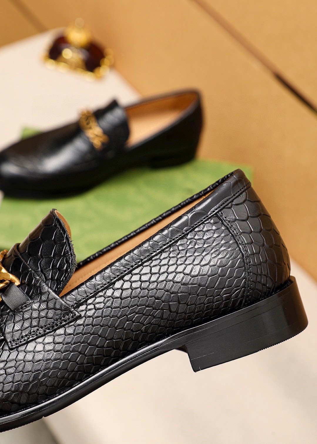 Gucci Leather Loafers with Chain Detail - Luxurious Style for Men, Black 8 i1742796728 9223 6