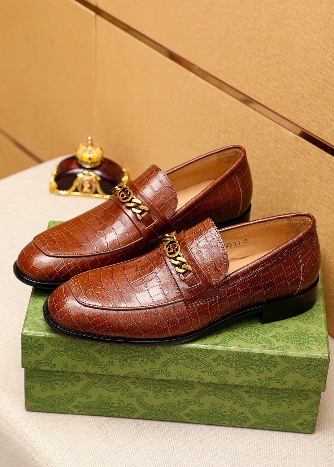 Gucci Leather Loafers with Chain Detail - Luxurious Style & Comfort 3 i1742796783 1659 1