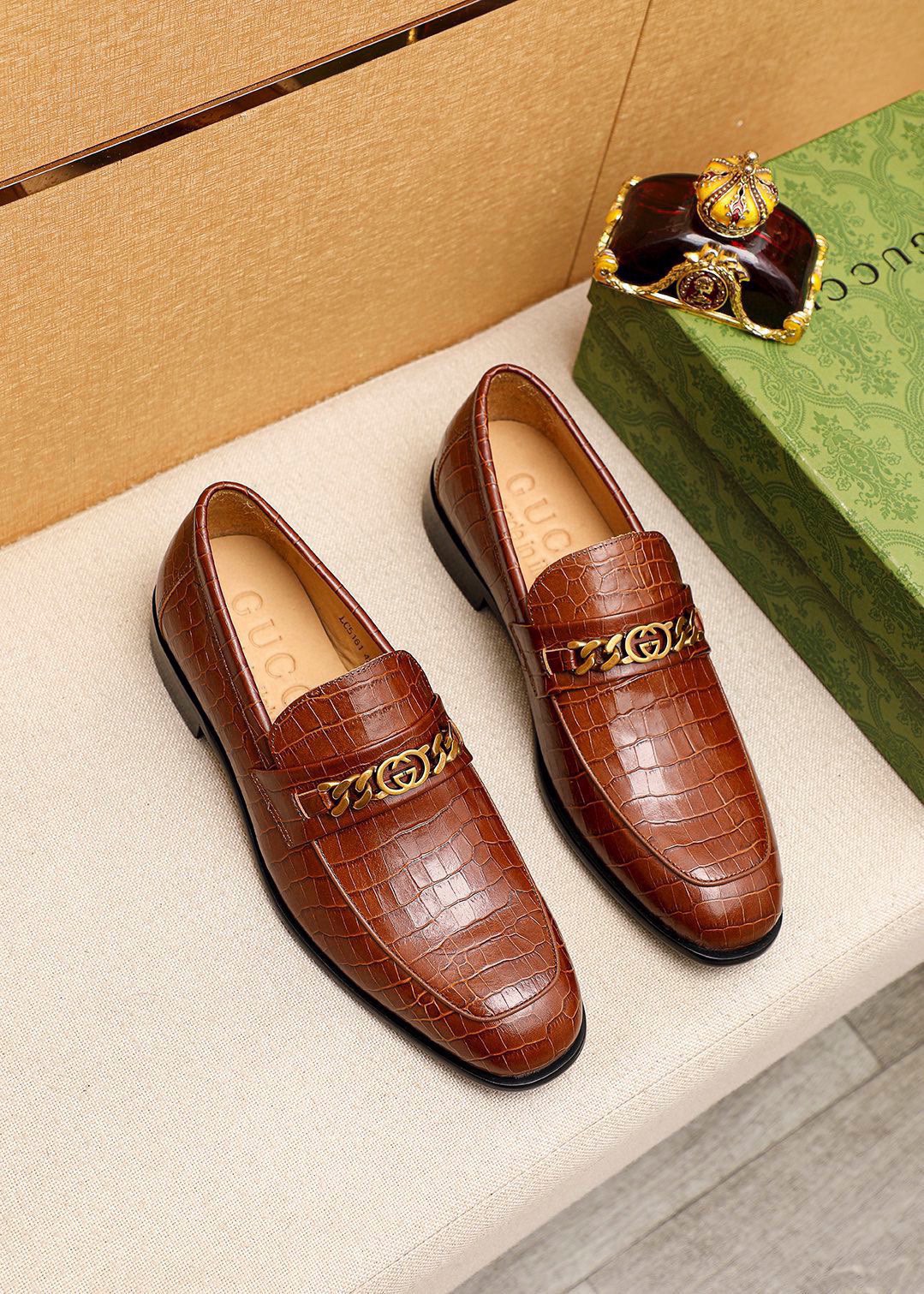 Gucci Leather Loafers with Chain Detail - Luxurious Style & Comfort 2 i1742796783 179 0