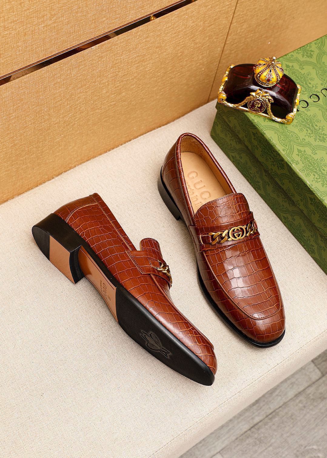 Gucci Leather Loafers with Chain Detail - Luxurious Style & Comfort 4 i1742796783 4535 2