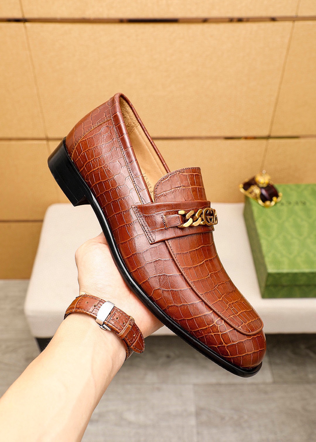 Gucci Leather Loafers with Chain Detail - Luxurious Style & Comfort 7 i1742796783 4738 5