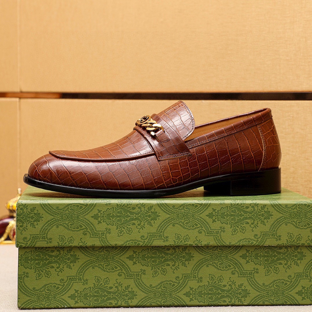 Gucci Leather Loafers with Chain Detail - Luxurious Style & Comfort 5 i1742796783 6116 3