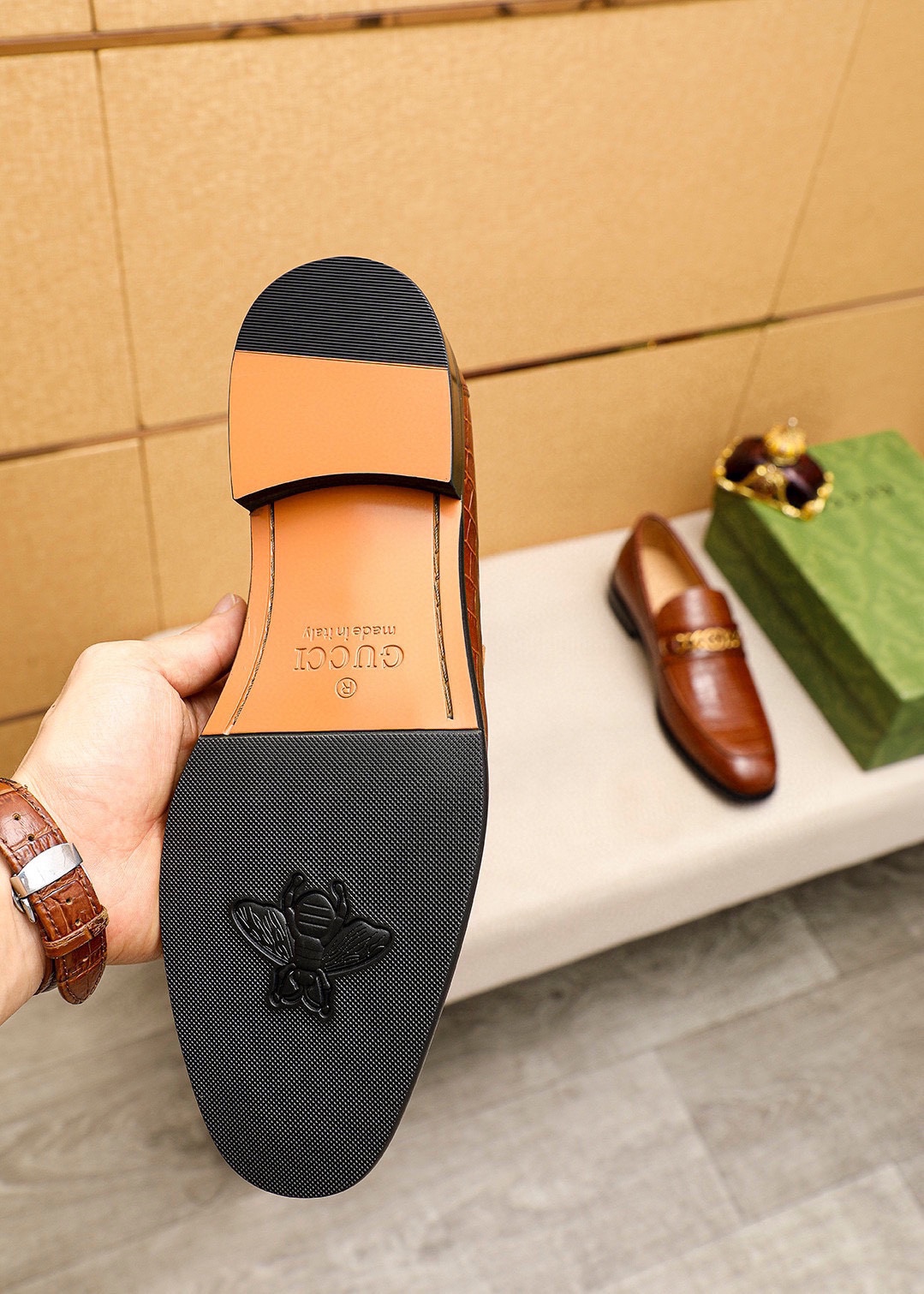 Gucci Leather Loafers with Chain Detail - Luxurious Style & Comfort 10 i1742796783 777 8