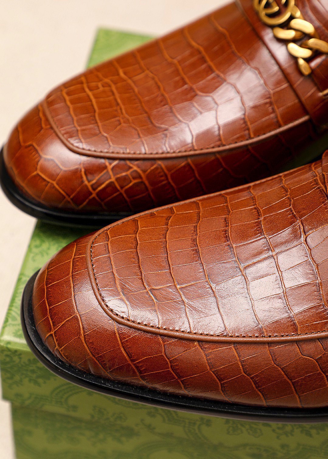 Gucci Leather Loafers with Chain Detail - Luxurious Style & Comfort 8 i1742796783 8449 6
