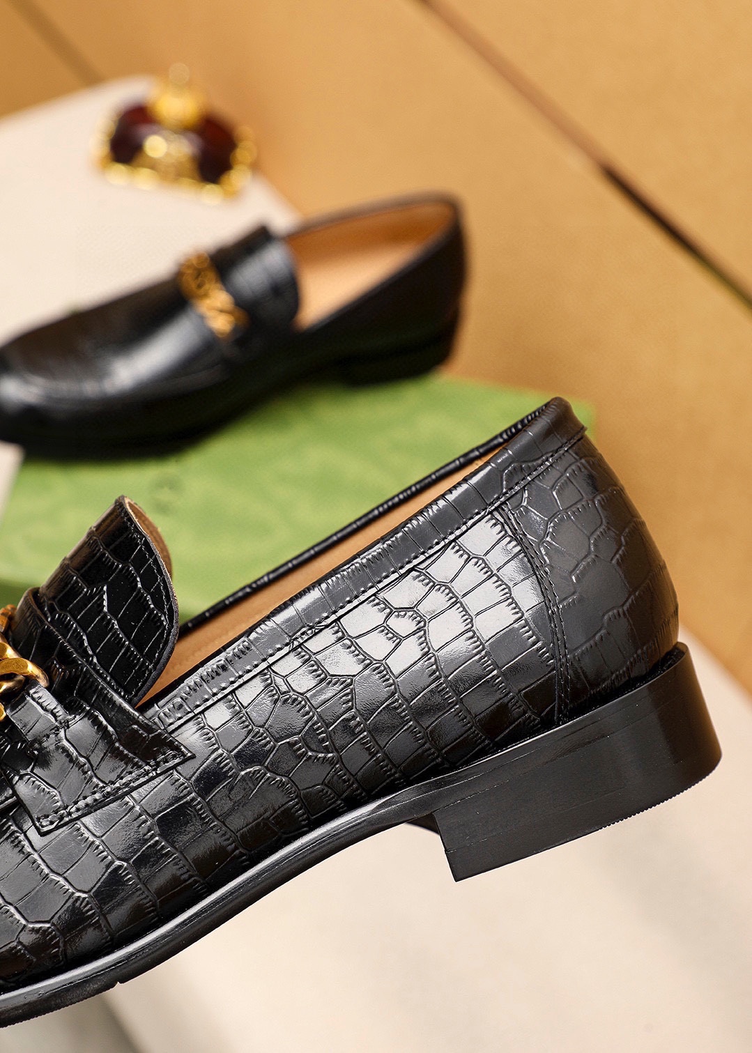 Gucci Leather Loafers with Golden Chain - Black Leather Shoes for Men 8 i1742796947 114 6