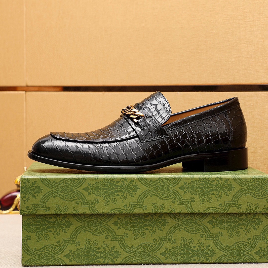 Gucci Leather Loafers with Golden Chain - Black Leather Shoes for Men 5 i1742796947 287 3