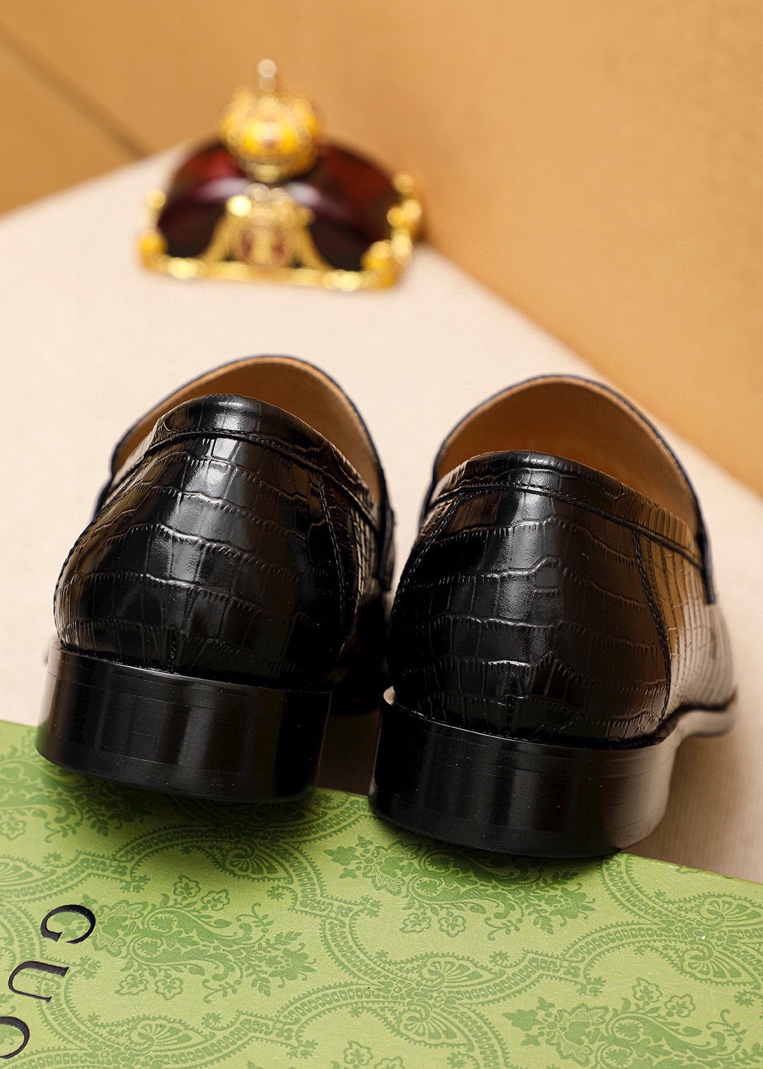 Gucci Leather Loafers with Golden Chain - Black Leather Shoes for Men 9 i1742796947 3317 7