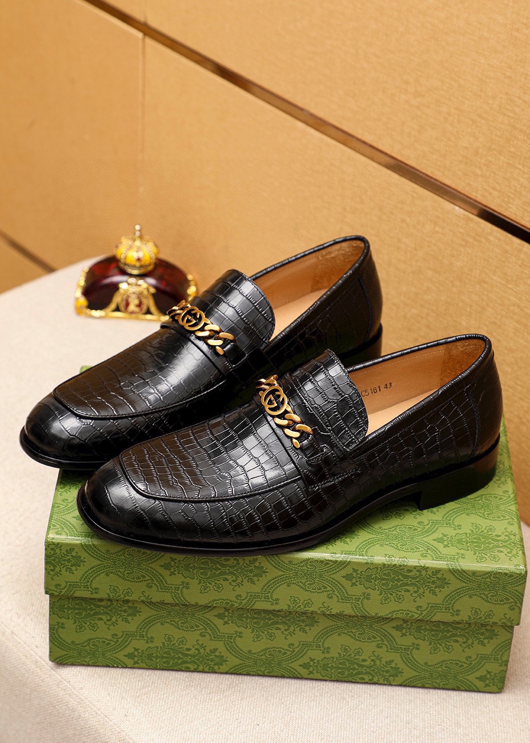 Gucci Leather Loafers with Golden Chain - Black Leather Shoes for Men 3 i1742796947 5312 1