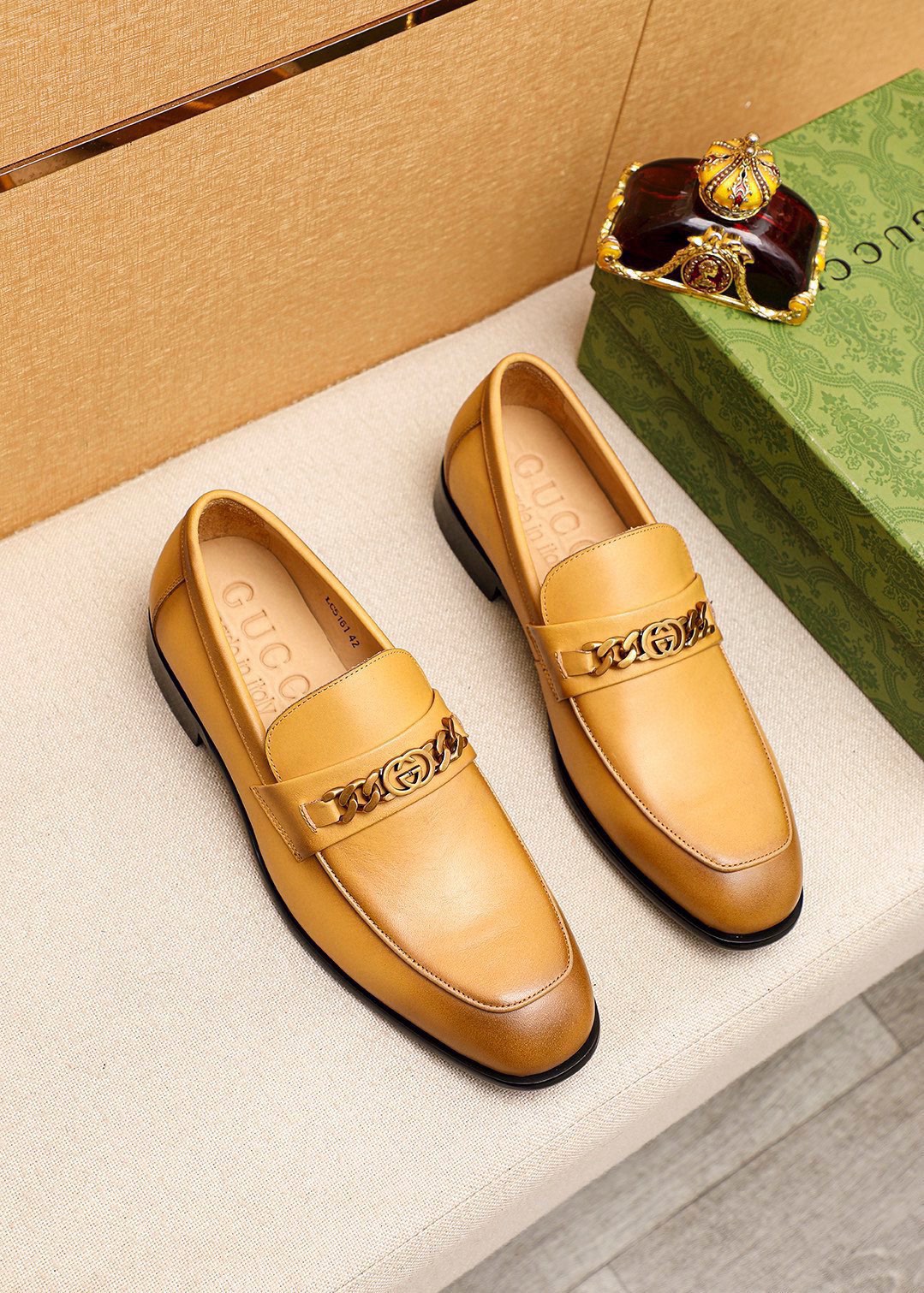 Gucci Leather Loafers with Gold-Tone Chain Detail - Luxurious & Stylish 2 i1742797009 6766 0