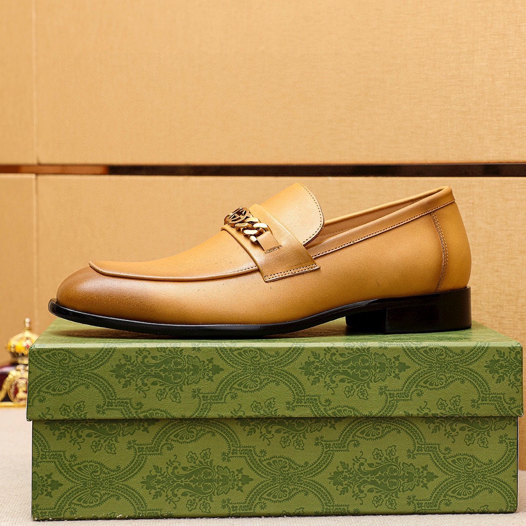 Gucci Leather Loafers with Gold-Tone Chain Detail - Luxurious & Stylish 5 i1742797009 6863 3