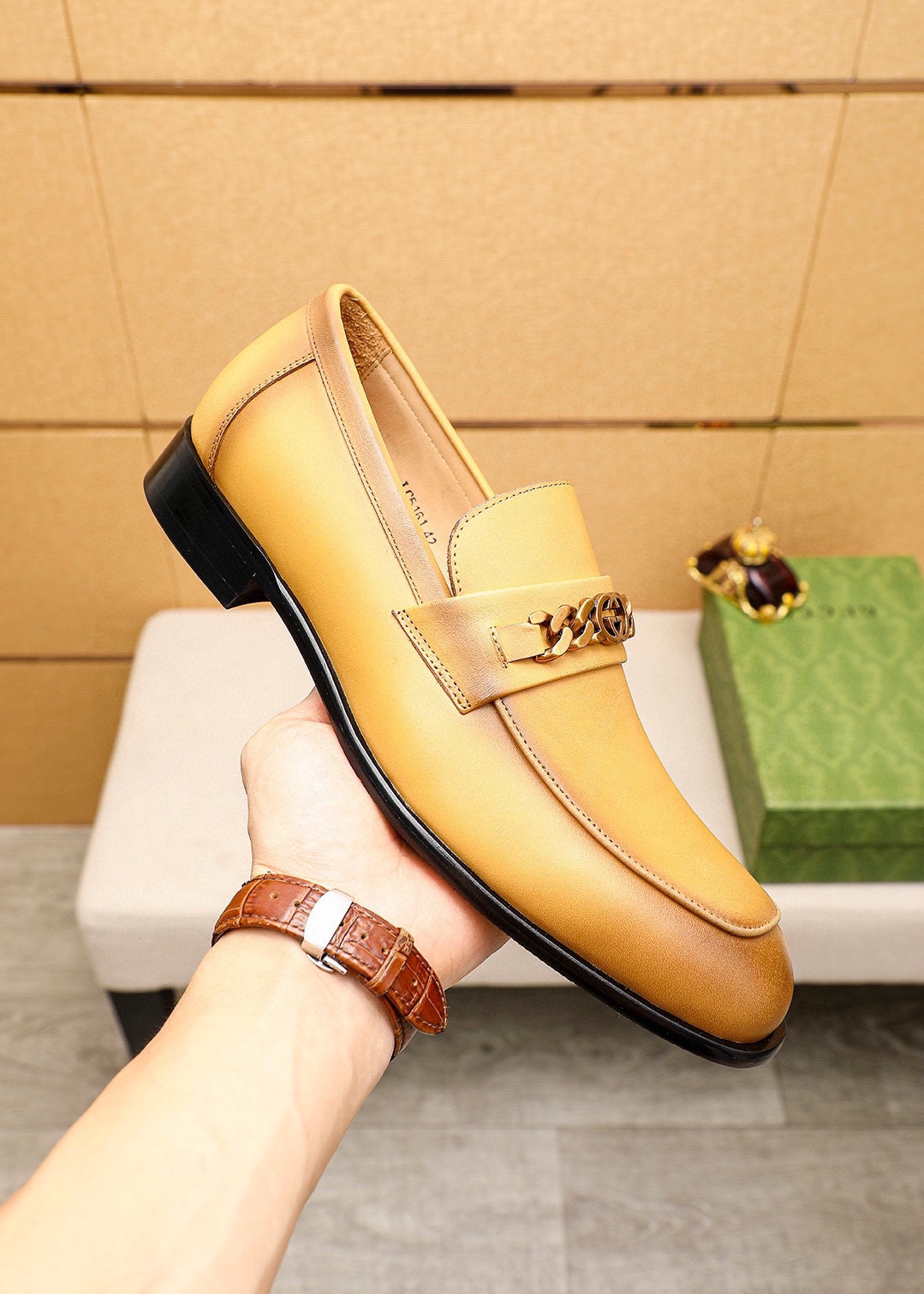 Gucci Leather Loafers with Gold-Tone Chain Detail - Luxurious & Stylish 7 i1742797009 7033 5