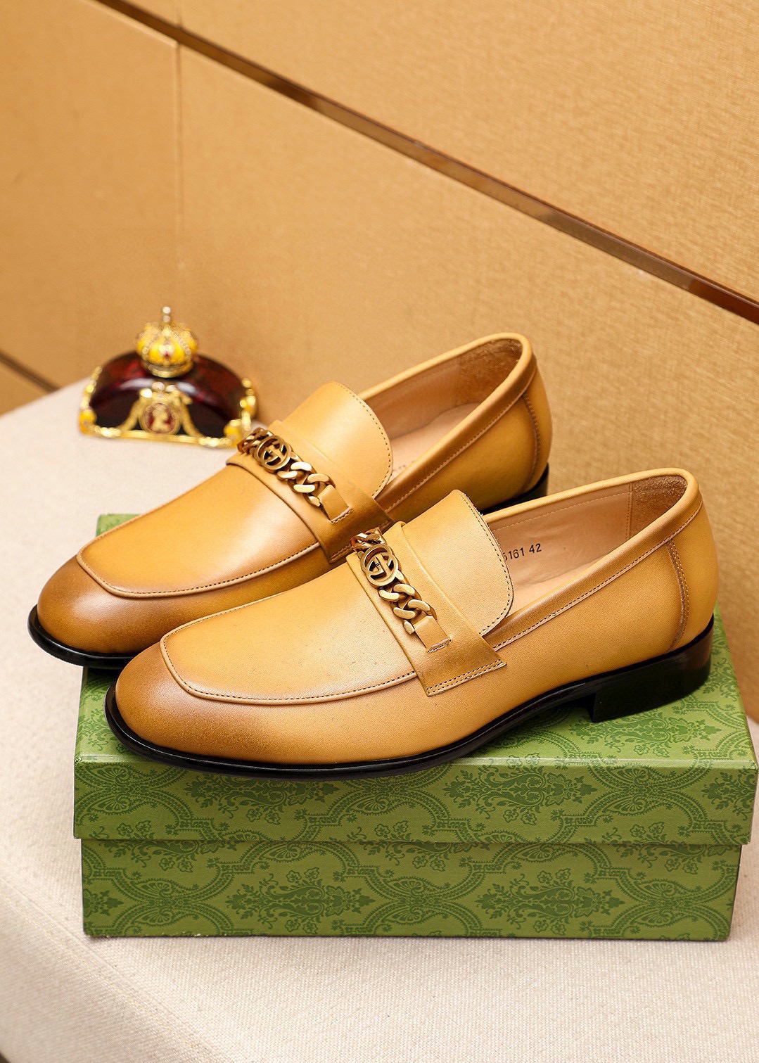 Gucci Leather Loafers with Gold-Tone Chain Detail - Luxurious & Stylish 3 i1742797009 7923 1
