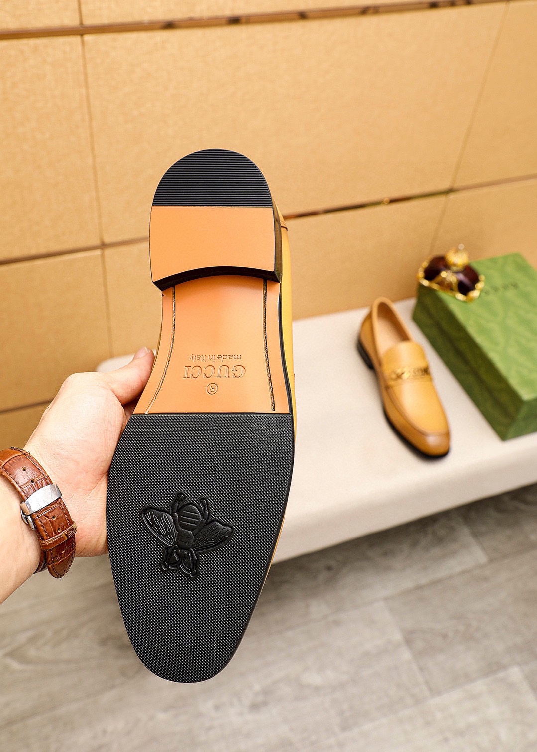 Gucci Leather Loafers with Gold-Tone Chain Detail - Luxurious & Stylish 9 i1742797009 8825 7